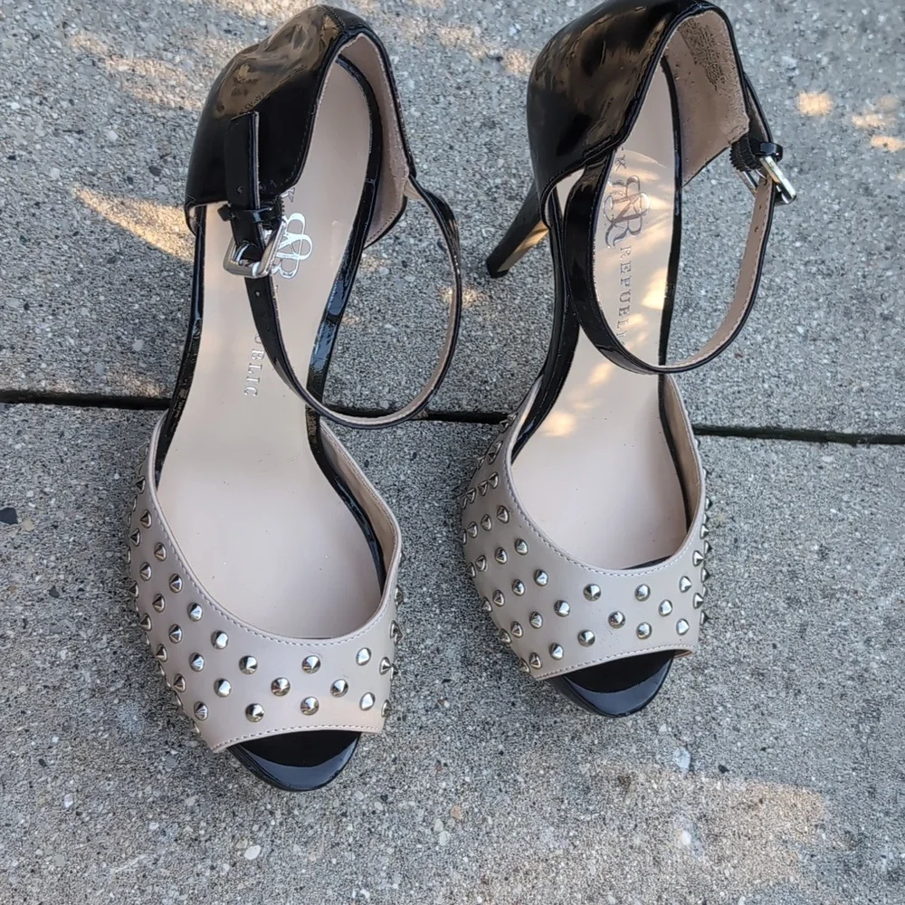 Rock & Republic Studded Heels Cream & Black Sz 9 - Picture 2 of 7